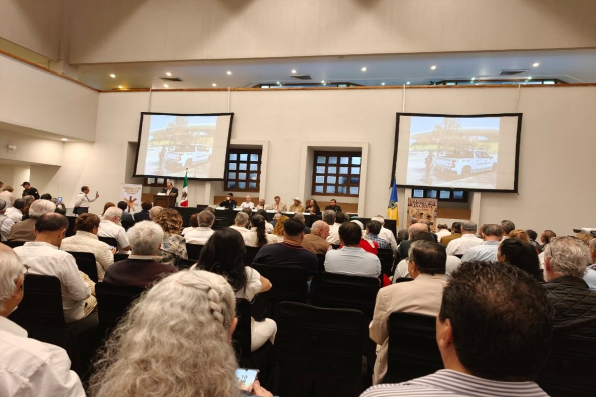 Presentación de propuestas e iniciativas durante la asamblea en Cámara de Comercio
