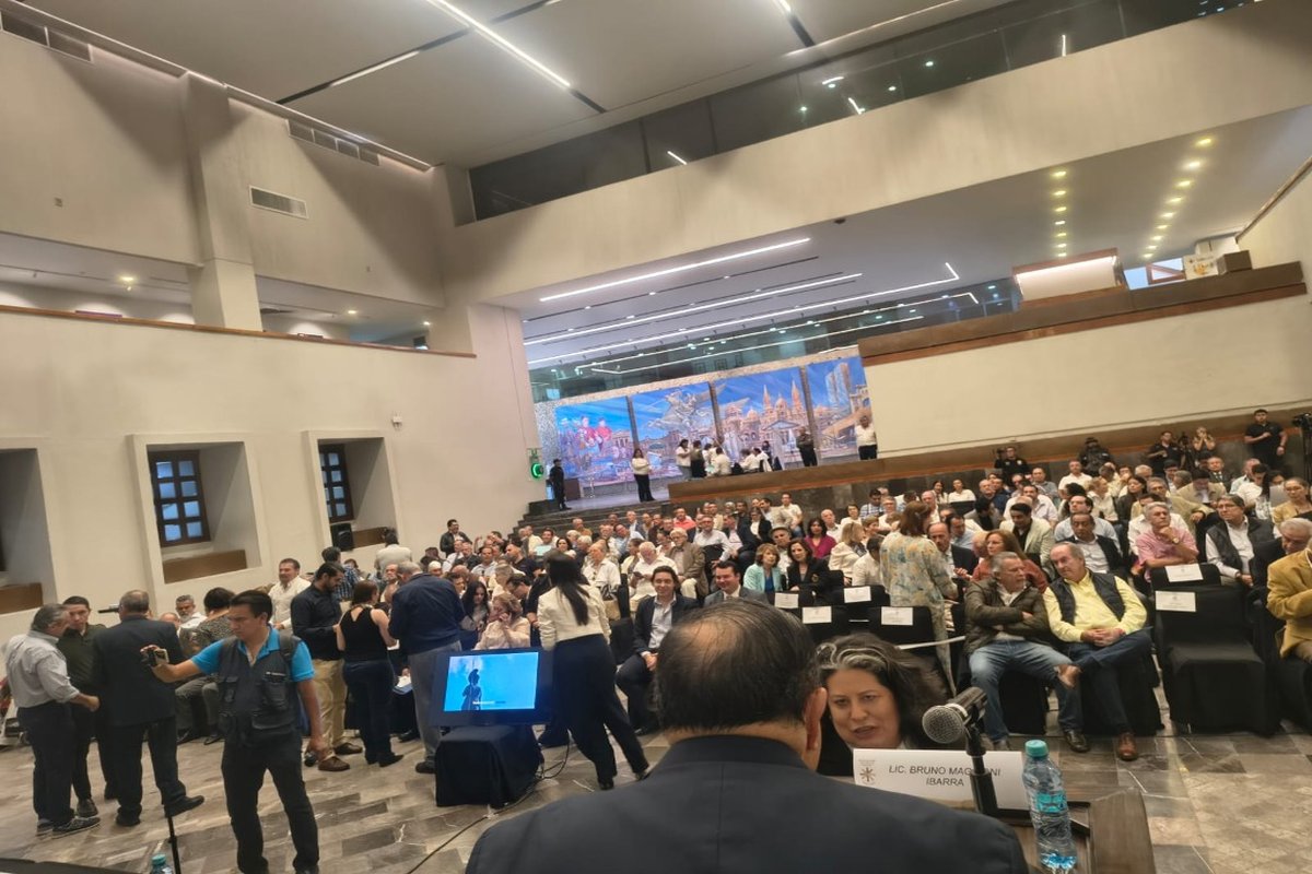 Auditorio de la Cámara de Comercio con gran afluencia de ciudadanos y representantes sociales
