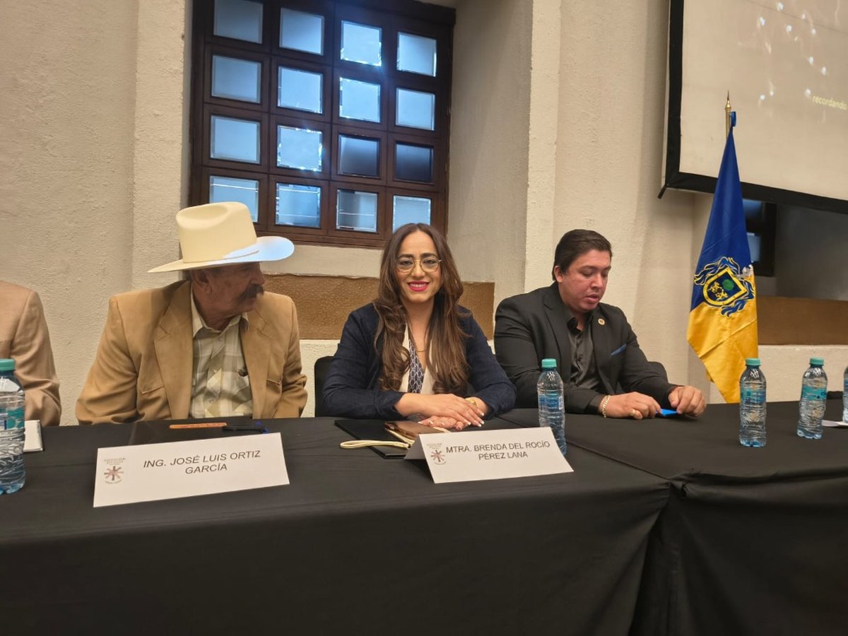 La Mtra. Brenda del Rocío Pérez Lana en la mesa de presídium en Cámara de Comercio