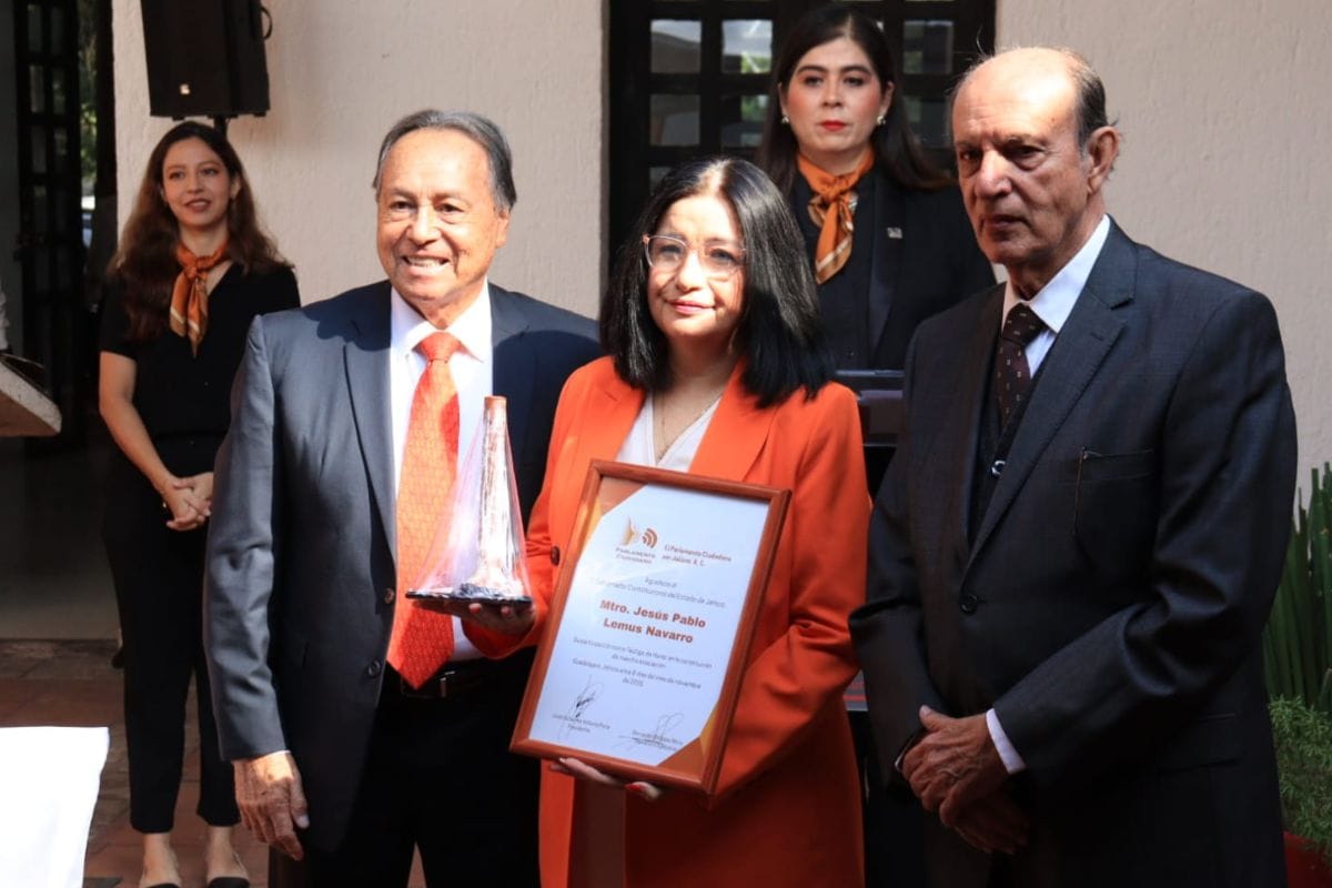 Entrega de reconocimiento institucional